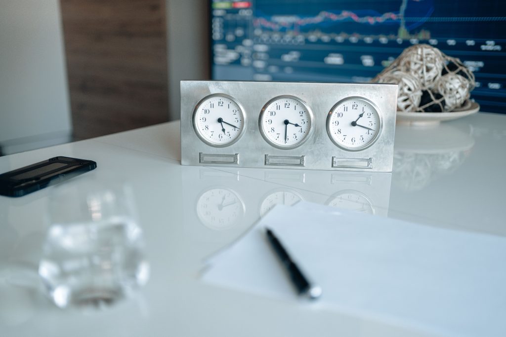 Espace professionnel avec chronomètres et données financières