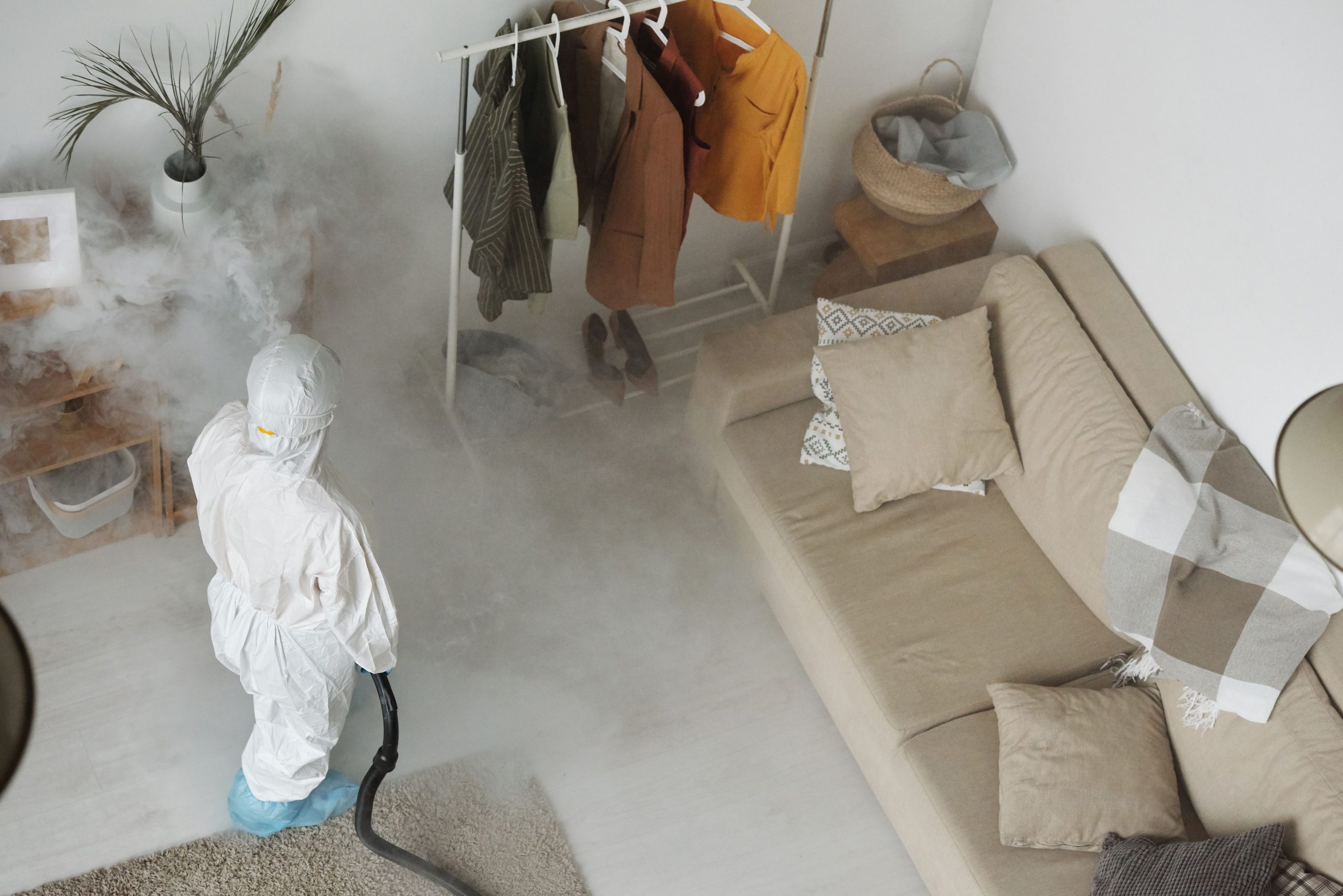 Expert désinfection salle moderne avec fumigation machine