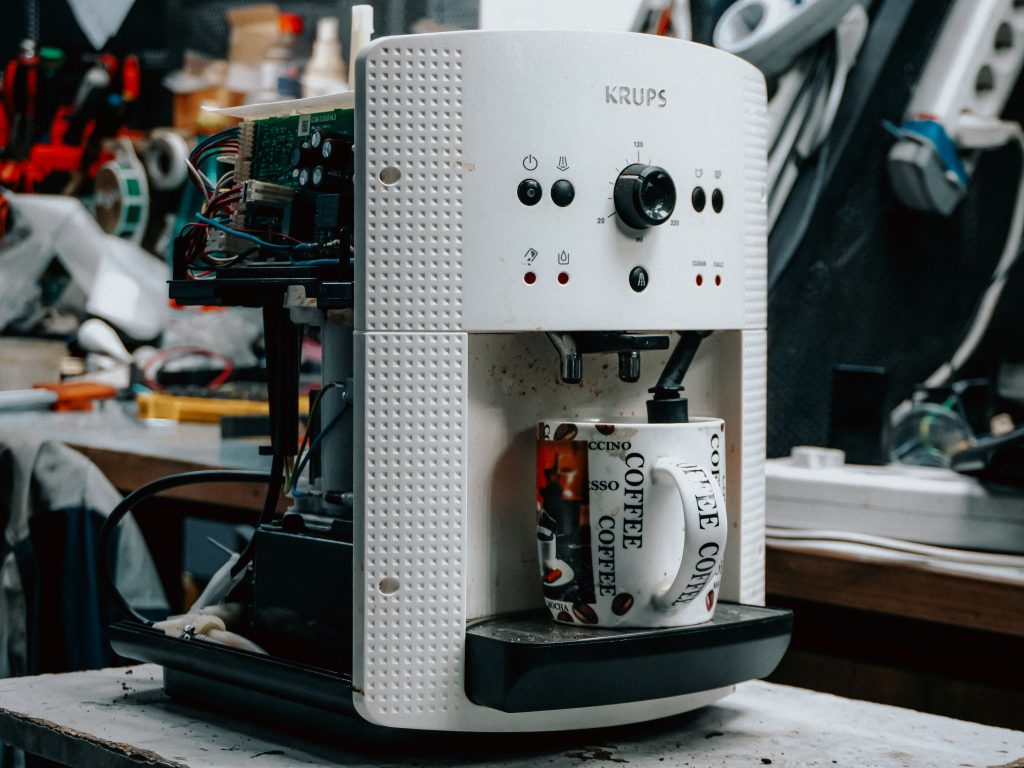 Machine à café démontée pour réparation en atelier