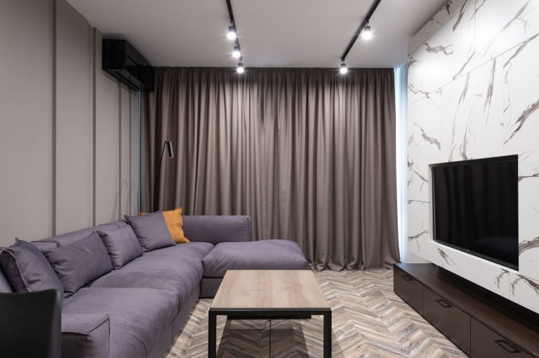 Salon moderne et minimaliste avec canapé d'angle