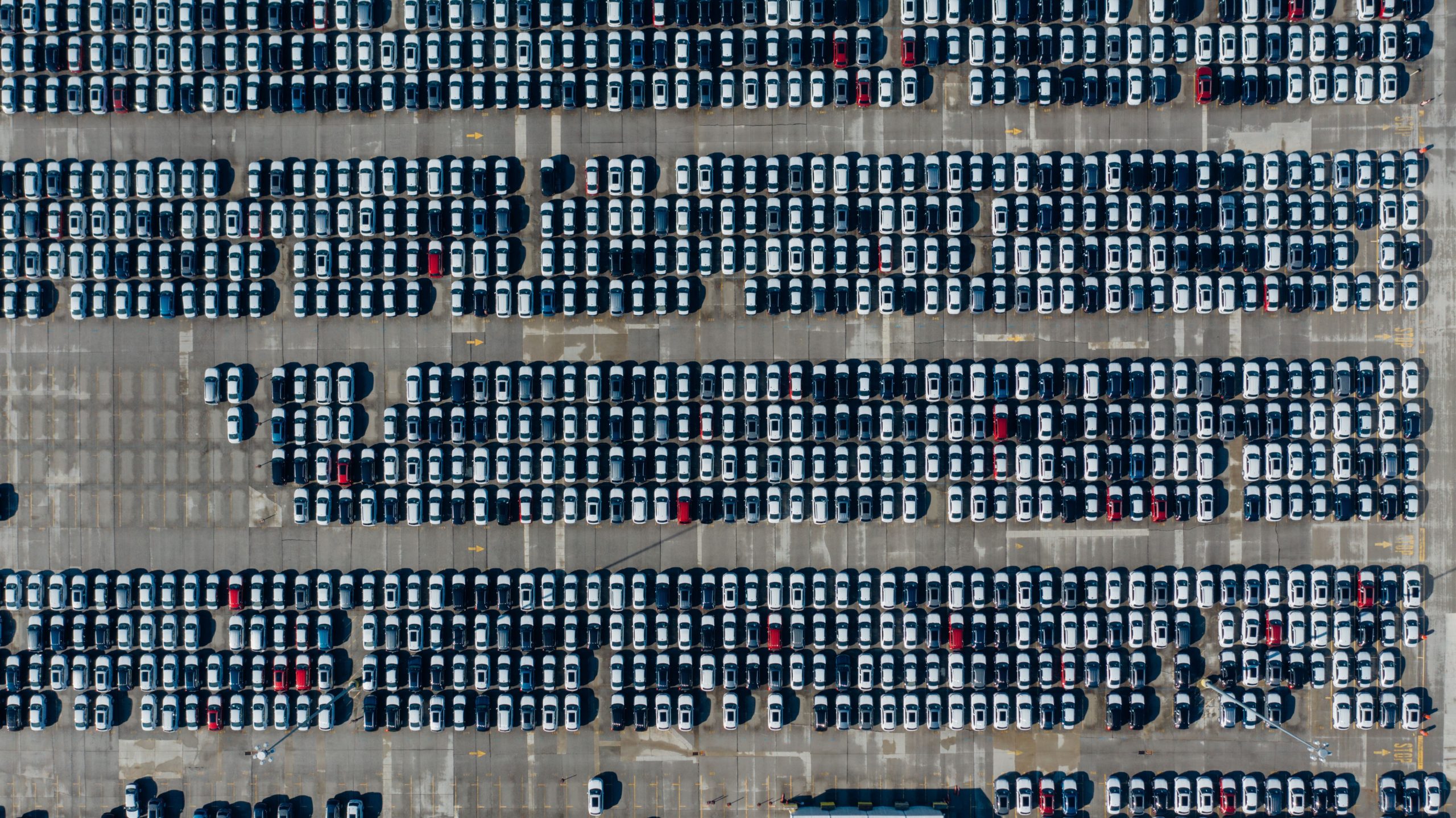 Parking rempli de nombreuses voitures alignées
