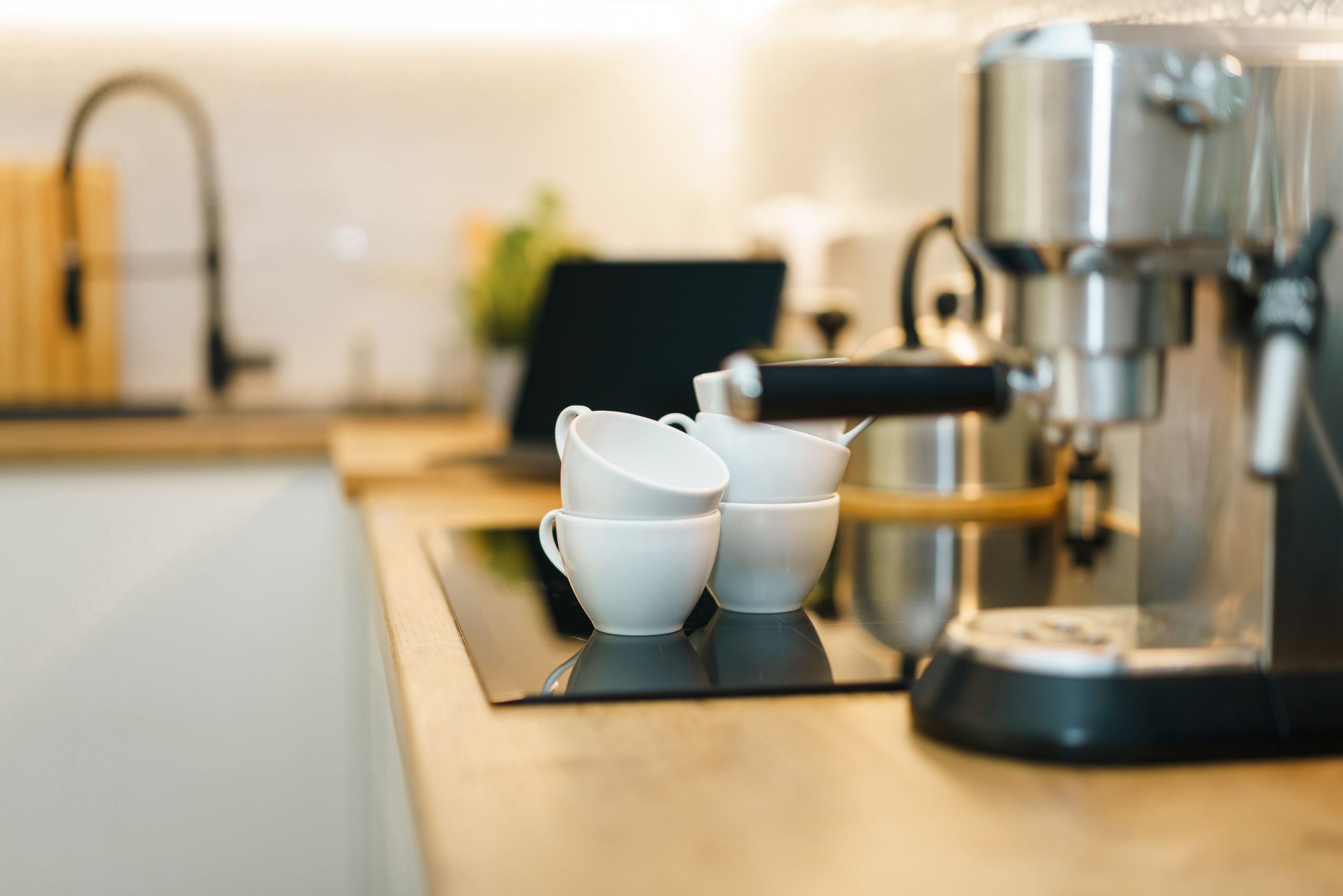 Machine à expresso moderne sur un plan de cuisine