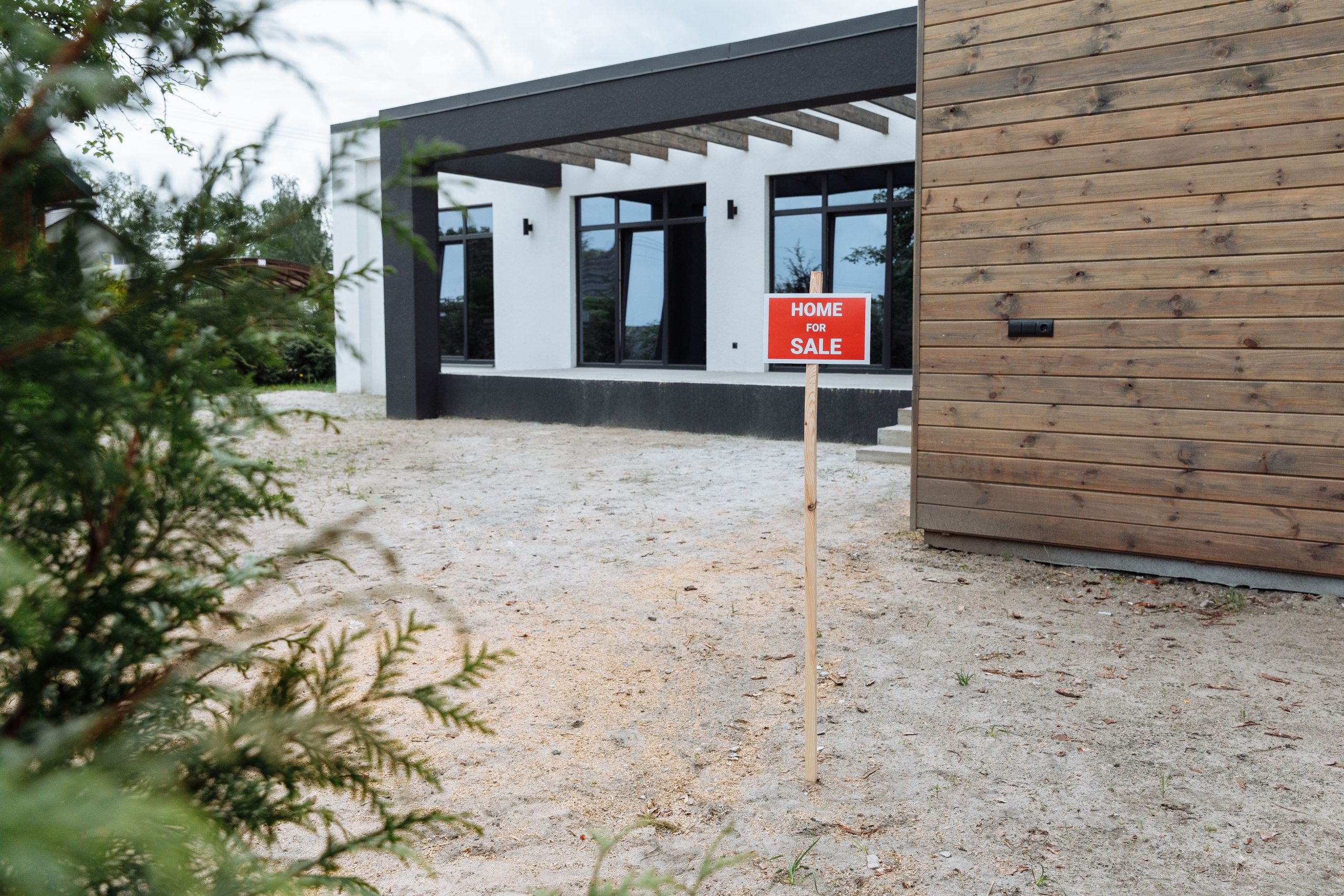 Maison moderne avec pancarte à vendre