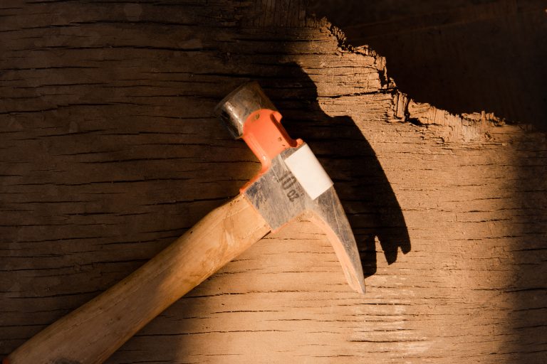 Marteau reposant sur une surface bois ensoleillée