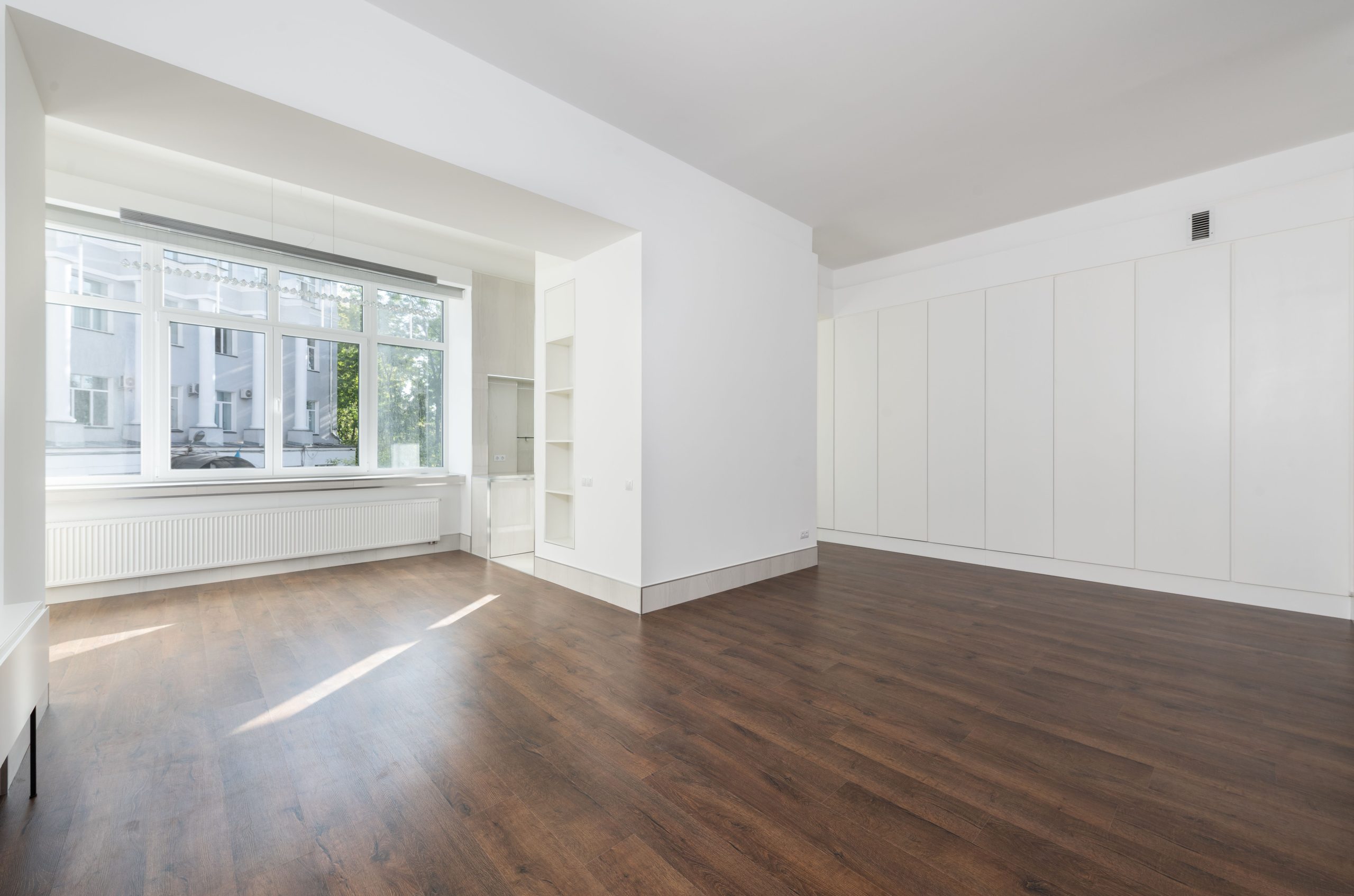 Piece lumineuse avec grandes fenetres et parquet