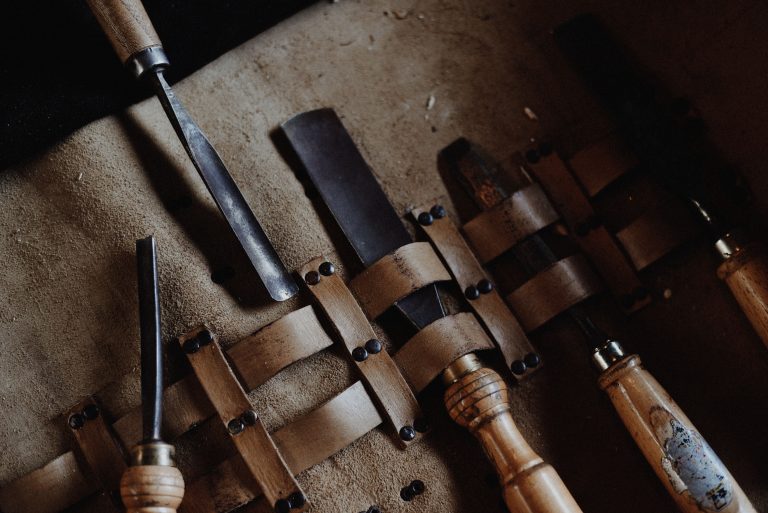 Ensemble ciseaux à bois vintage sur cuir rustique
